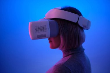 Vr Gözlükleriyle Oynayan Genç Kadın Havayı Dokunaklı