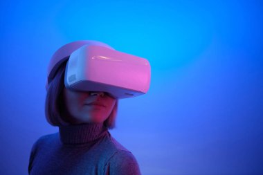 Vr Gözlükleriyle Oynayan Genç Kadın Havayı Dokunaklı