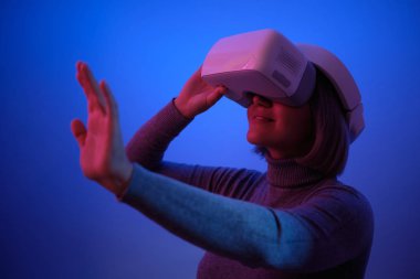 Vr Gözlükleriyle Oynayan Genç Kadın Havayı Dokunaklı