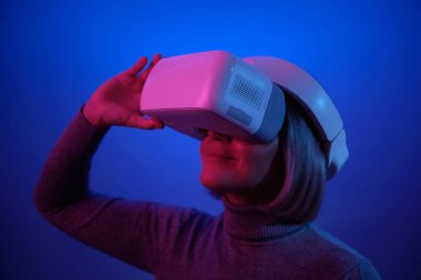 Vr Gözlükleriyle Oynayan Genç Kadın Havayı Dokunaklı