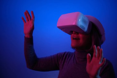 Vr Gözlükleriyle Oynayan Genç Kadın Havayı Dokunaklı