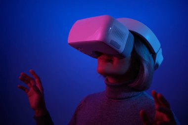 Vr Gözlükleriyle Oynayan Genç Kadın Havayı Dokunaklı