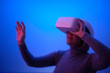 Vr Gözlükleriyle Oynayan Genç Kadın Havayı Dokunaklı