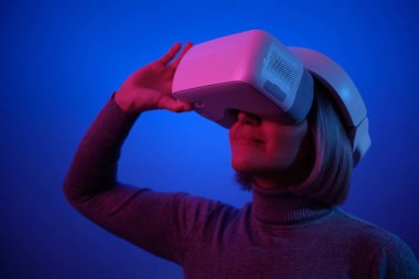 Vr Gözlüklü Oynayan Genç Kadın Mutlu Gülümseme