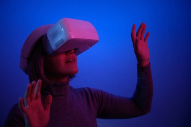 Vr Gözlükleriyle Oynayan Genç Kadın Havayı Dokunaklı