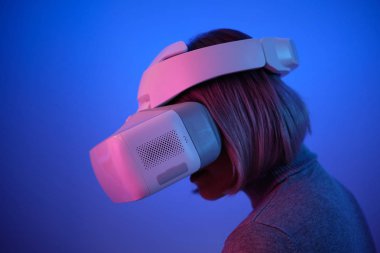 Vr Gözlükleriyle Oynayan Genç Kadın Havayı Dokunaklı