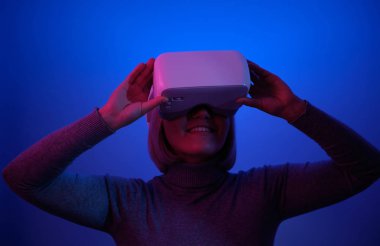 Vr Gözlükleriyle Oynayan Genç Kadın Havayı Dokunaklı