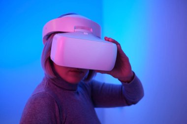 Vr Gözlükleriyle Oynayan Genç Kadın Havayı Dokunaklı