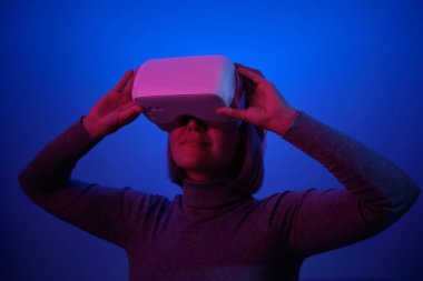 Vr Gözlüklü Oynayan Genç Kadın Mutlu Gülümseme