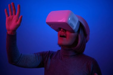 Vr Gözlükleriyle Oynayan Genç Kadın Havayı Dokunaklı