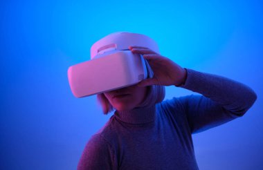 Vr Gözlükleriyle Oynayan Genç Kadın Havayı Dokunaklı