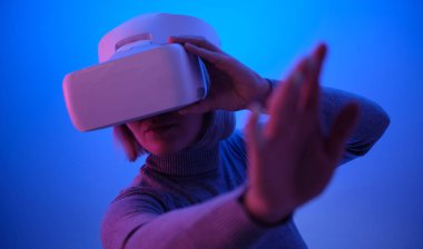 Vr Gözlükleriyle Oynayan Genç Kadın Havayı Dokunaklı