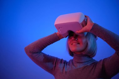 Vr Gözlüklü Oynayan Genç Kadın Mutlu Gülümseme