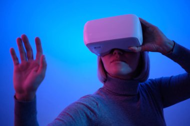 Vr Gözlükleriyle Oynayan Genç Kadın Havayı Dokunaklı