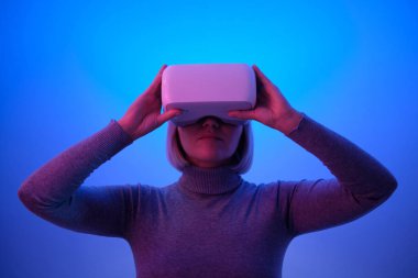 Vr Gözlükleriyle Oynayan Genç Kadın Havayı Dokunaklı