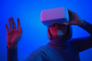 Vr Gözlükleriyle Oynayan Genç Kadın Havayı Dokunaklı