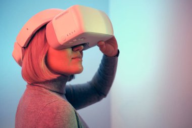 Vr Gözlükleriyle Oynayan Genç Kadın Havayı Dokunaklı