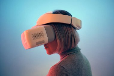 Vr Gözlükleriyle Oynayan Genç Kadın Havayı Dokunaklı