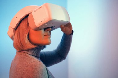 Vr Gözlükleriyle Oynayan Genç Kadın Havayı Dokunaklı