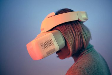 Vr Gözlükleriyle Oynayan Genç Kadın Havayı Dokunaklı