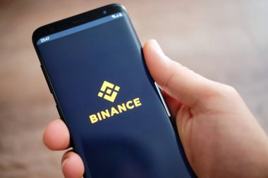 Tyumen, Rusya - 18 Temmuz 2019: Akıllı telefonda çalışan Binance mobil uygulaması 