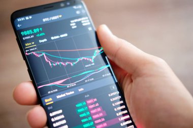 Tyumen, Rusya - 18 Temmuz 2019: Kripto para borsası mobil ticaret Bitcoin