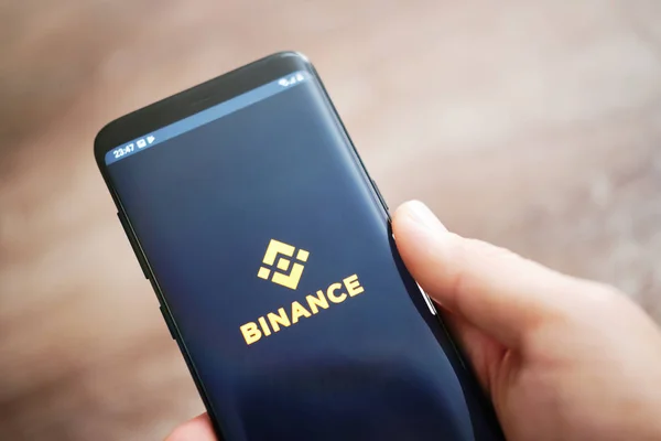 Тюмень, Россия - 18 июля 2019 года: Мобильное приложение Binance работает на смартфоне — стоковое фото