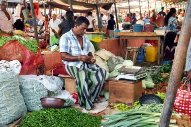 Dickwella, Sri-Lanka - 26 Ocak 2019: Dickwella Egzotik Sebze Market Man Satıcı