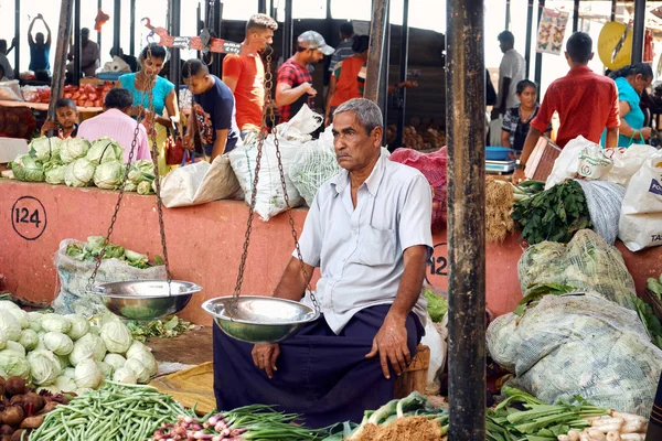 Dickwella, Sri-Lanka-26 januari 2019: Dickwella Tropical grönsaksmarknad man säljare — Stockfoto