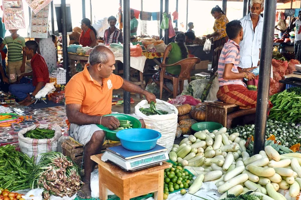 Dickwella, Sri-Lanka-26 januari 2019: Dickwella exotiska grönsaksmarknaden man säljare — Stockfoto