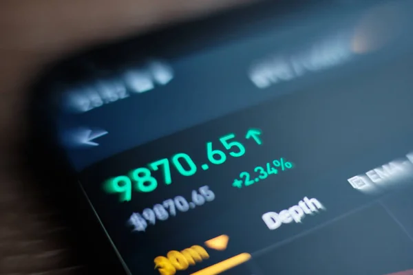 Tyumen, russland - 18. Juli 2019: Kryptowährungsbörse für den mobilen Handel mit Bitcoin. Unschärfeeffekt. binance mobile App auf dem Smartphone. — Stockbild Tyumen, russland - 18. Juli 2019: Kryptowährungsbörse für den mobilen Handel mit Bitcoin. Unschärfeeffekt — Stockfoto