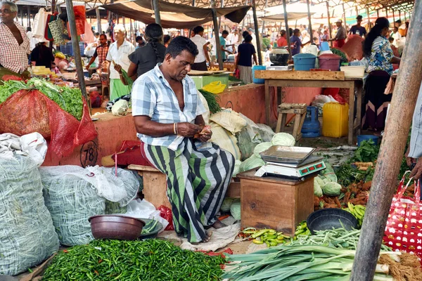 Dickwella, Sri-Lanka-26 januari 2019: Dickwella exotiska grönsaksmarknaden man säljare — Stockfoto