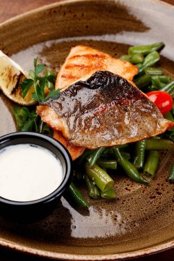 Kuşkonmaz Soslu Tabakta Izgara Somon Fileto