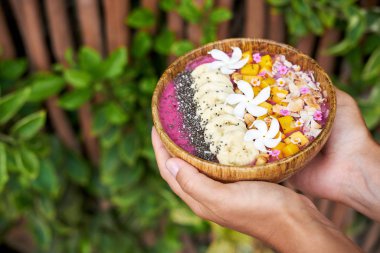 Tropikal Kahvaltı Meyve Smoothie Bowl