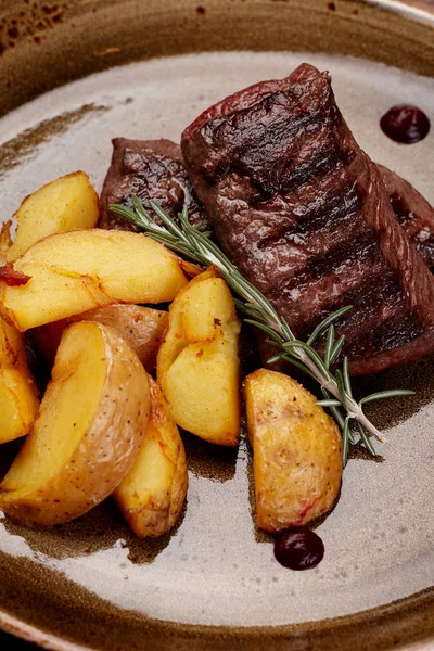 Grilovaný masový steak a bramborová Rosemary na desce — Stock fotografie