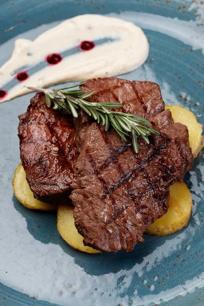 Grilovaný hovězí steak a brambory Servírovené s omáčkou — Stock fotografie