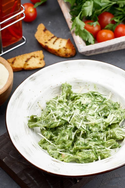 Espinafre Verde Ravioli com queijo parmesão. Alimentos italianos saudáveis — Fotografia de Stock