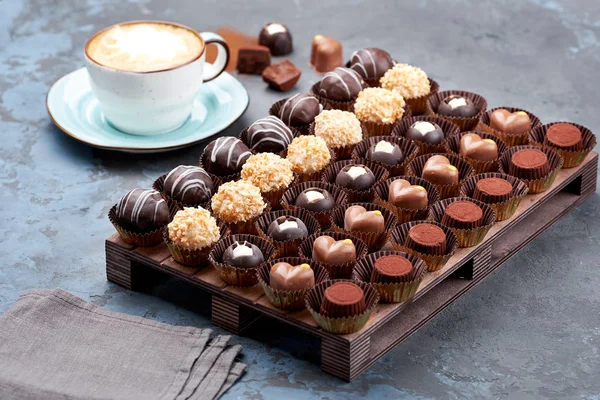 チョコレート手作りキャンディー、プラリネ、トリュフの詰め合わせ. — ストック写真
