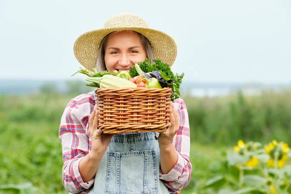 Mujer sosteniendo una cesta llena de hortalizas orgánicas de cosecha y raíz en la granja biológica Bio. Cosecha Vegetal de Otoño — Foto de Stock