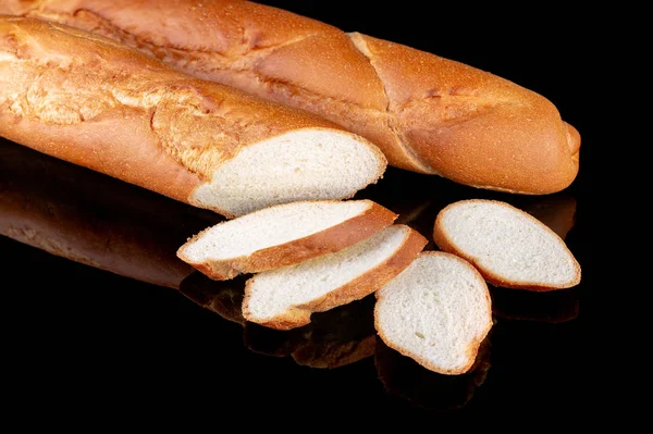 Pão de Baguete Francês fresco assado integral e fatiado — Fotografia de Stock