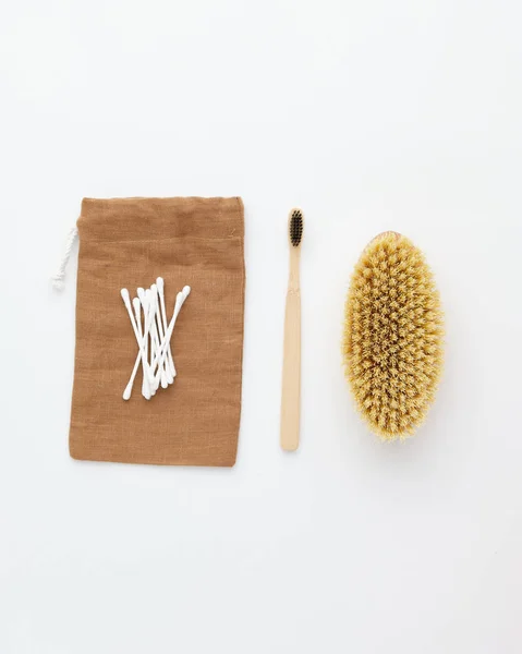 棕色袋子上的木制牙刷刷耳棒 — 图库照片