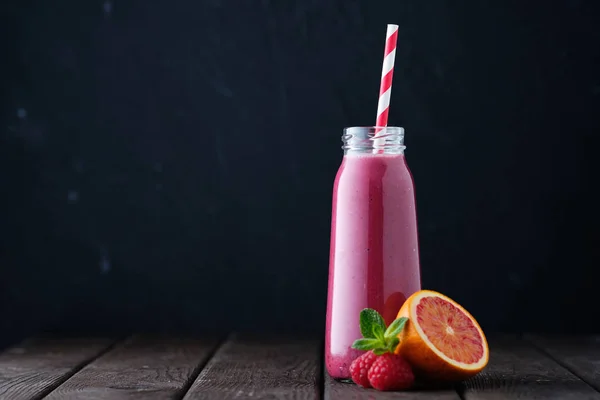 Gesunde frische Früchte Himbeere Orange Minze Smoothie — Stockfoto