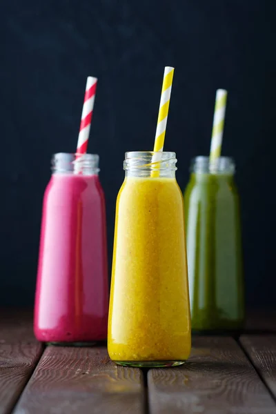 Palack egészséges friss gyümölcs és zöldség smoothie — Stock Fotó