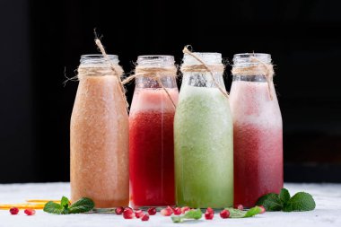 Şişe Sağlıklı Taze Meyve ve Sebze Smoothie