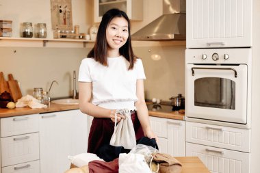 Asyalı Genç Kadın Çanta dan Bakkaliye Alarak