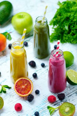 Tüplü Şişede Sağlıklı Taze Meyve Smoothie