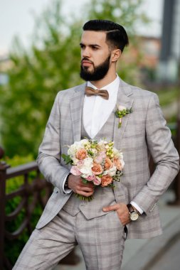 Adam Giyinik Takım Elbiseli Çiçek Buketi