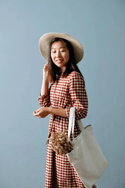 Meditativamente asiática hermosa joven mujer con bolsa — Foto de Stock