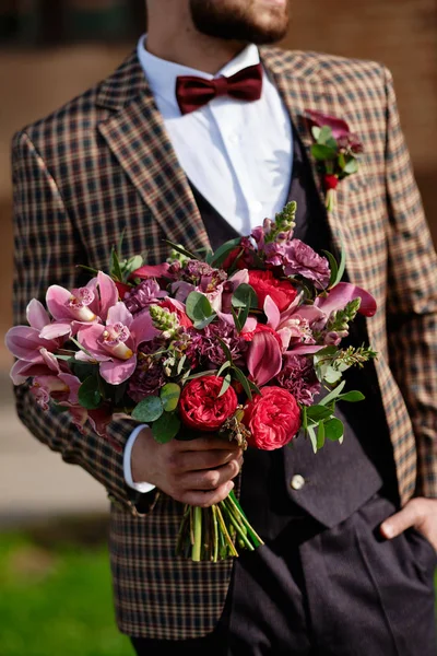 Мужчина надел модный костюм с букетом цветов — стоковое фото