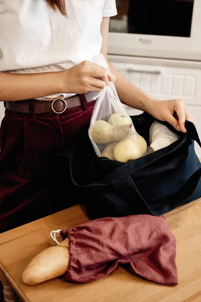 Asiática joven mujer tomando fuera comestibles de bolsa — Foto de Stock